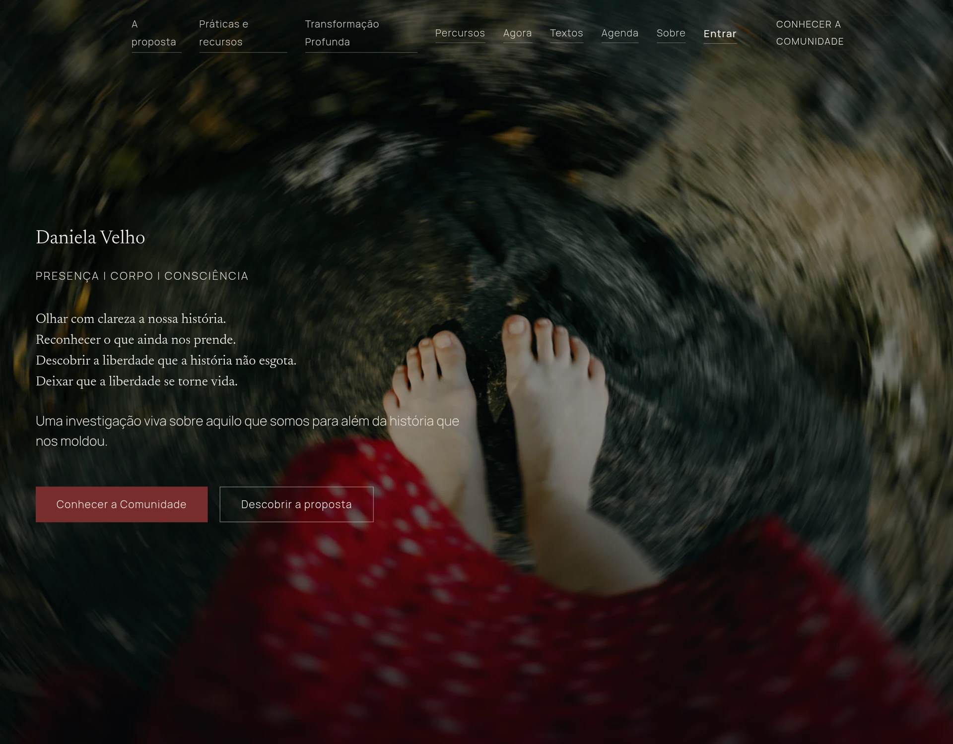 Abertura do site de Daniela Velho com pés descalços, saia vermelha, o nome Daniela Velho e a apresentação Presença, Corpo e Consciência.