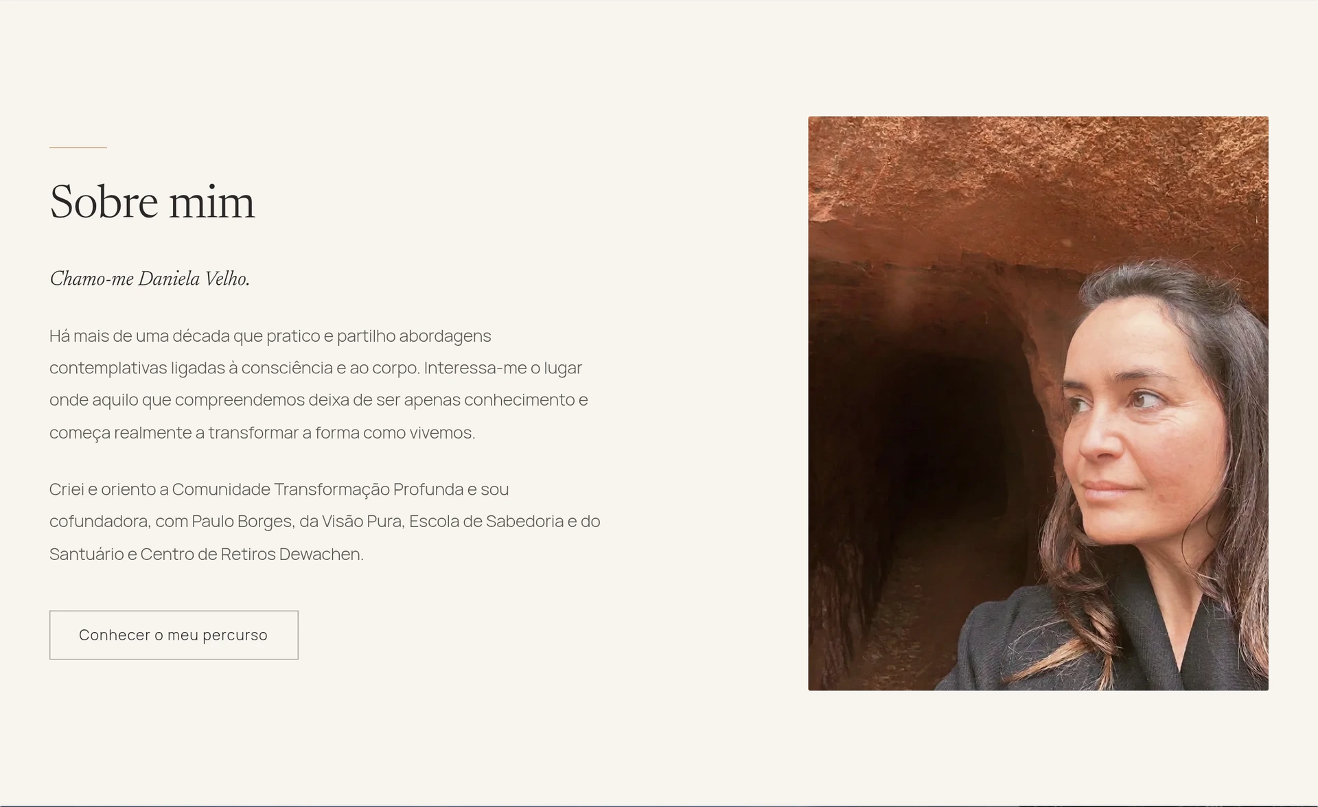 Secção Sobre mim com retrato de Daniela Velho junto a uma gruta de terra ocre e texto de apresentação pessoal.